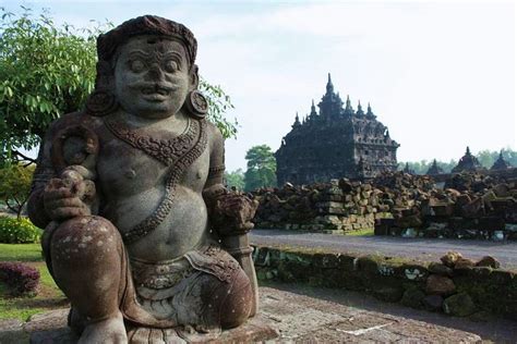  Dvarapala-Statyn: En Skugga av Kraft och Skydd i Indonesiens forntida Tempel