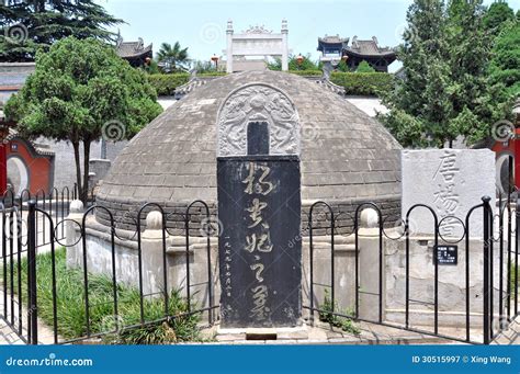 The Tomb of Yang Wanchao: Exploring Themes of Mortality and Imperial Grandeur!