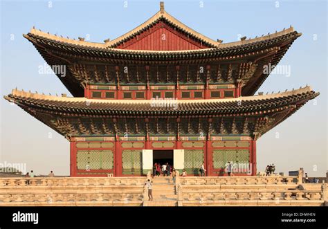  Gyeonggijeon Pavilion!  A Tapestry of Architectural Majesty Woven Through Time and Stone